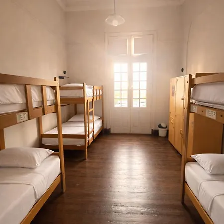 1900 Backpacker'S Hostel-3